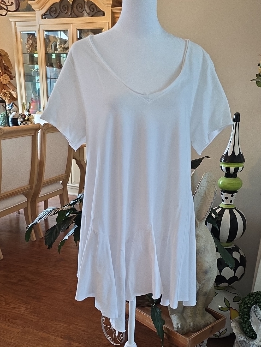 Women's White V-Neck Short Sleeve Swing Top